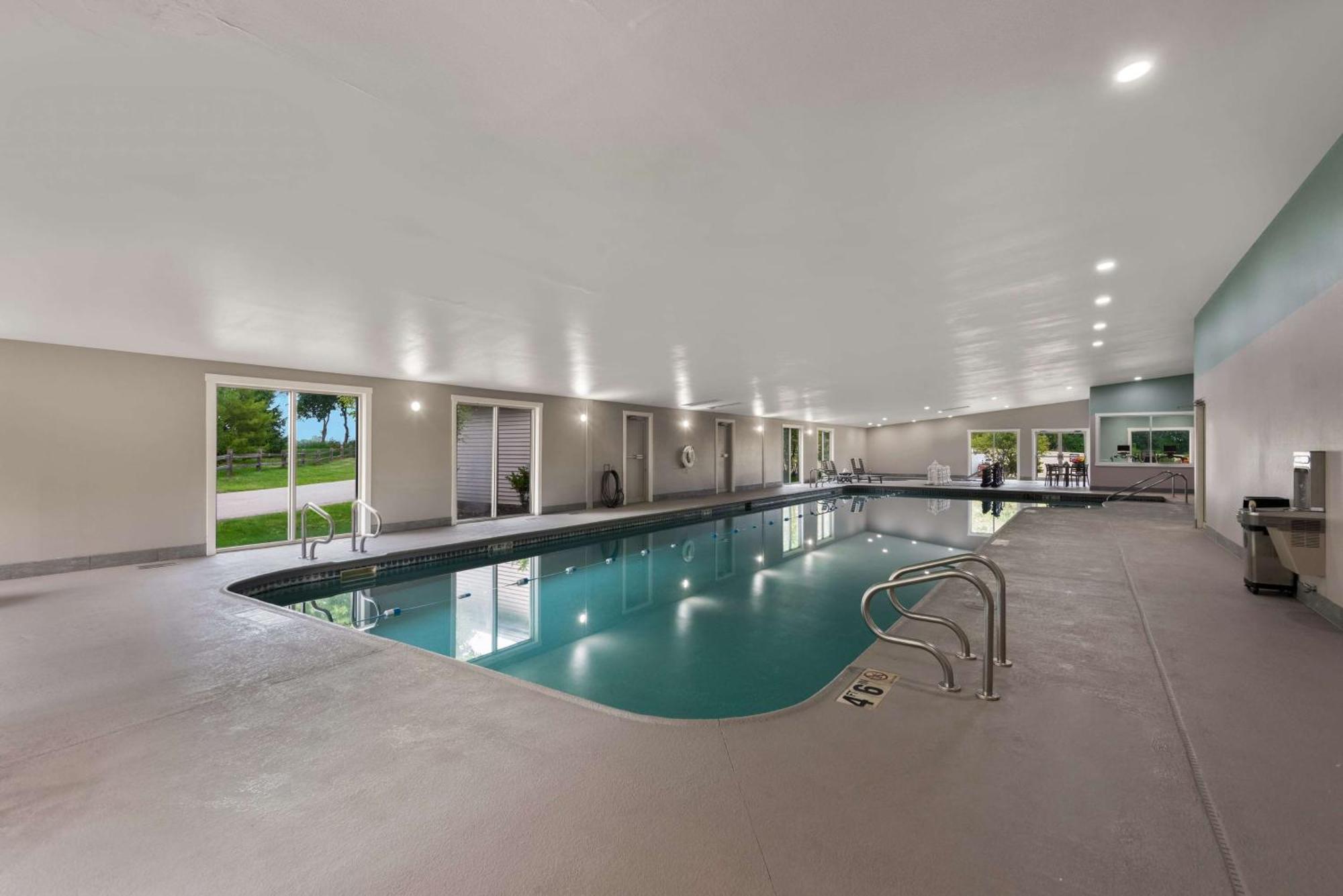 Wyndham Garden Galena Hotel & Day Spa מראה חיצוני תמונה